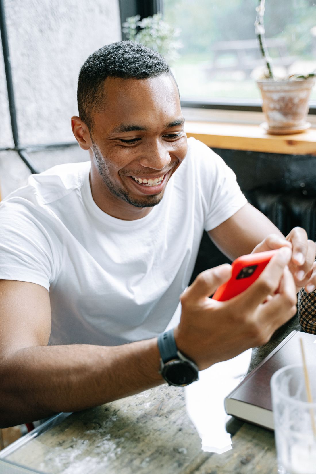 Man messaging from a cafe